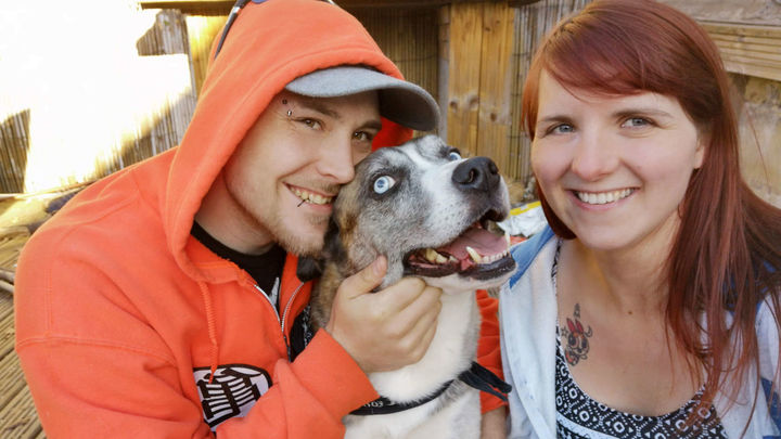 Chris y Alice con su mascota / ARCHIVO