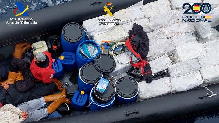 Alijo de cocaína y detenidos a bordo de la narcolancha / GC / PN / AT