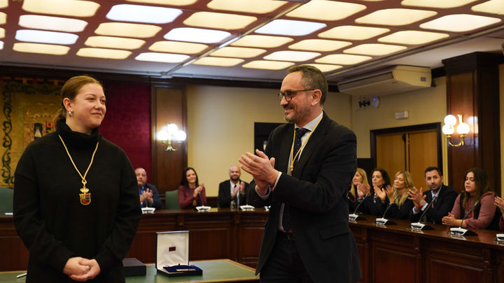 Luna Reyes recibe el homenaje de la Corporación mostoleña / AYTO MÓSTOLES