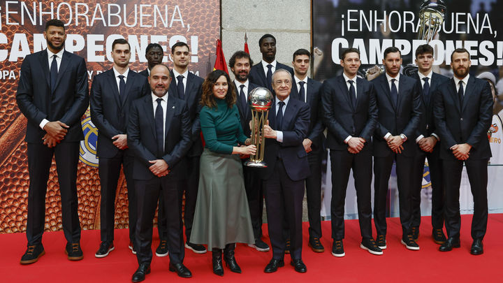 El Real Madrid de baloncesto en la Real Casa de Correos / EFE