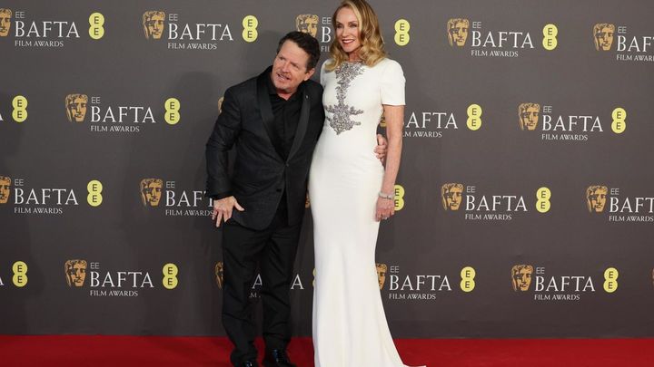 Mia McKenna con su mujer Tracy Polla, a su llegada a la ceremonia de entrega de los Premios BAFTA / EFE