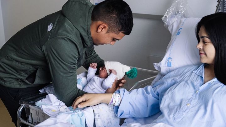 María Liz y Cristóbal posan con su hijo Erik, que ha sido el primer bebé nacido en 2024 en Madrid, en el Hospital Universitario La Paz, / EUROPA PRESS