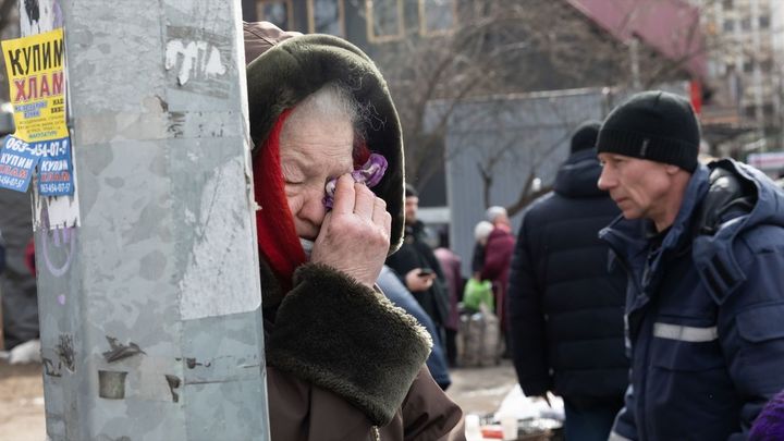 Una anciana emocionada durante la evacuación de Irpin, Ucrania / EUROPA PRESS