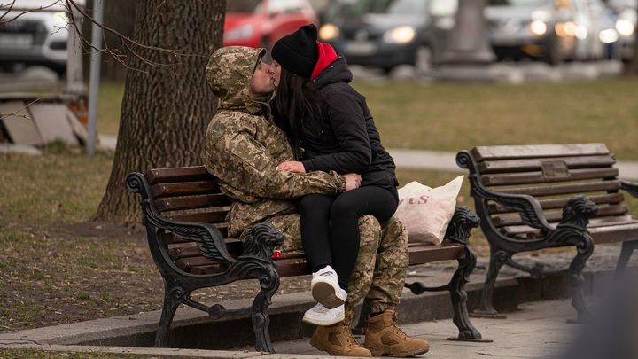 Una pareja ucraniana en los primeros días de la guerra / EUROPA PRESS