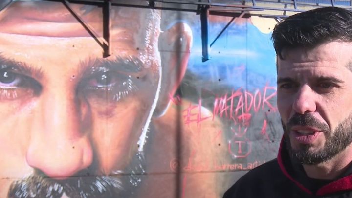 El artista David Barrera frentre el mural de Ilia Topuria, en San Sebastián de los Reyes / AYTO SAN SEBASTIÁN DE LOS REYES