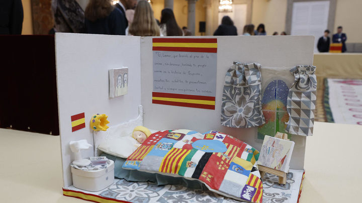 El rey Felipe VI recibe a los ganadores de las dos últimas ediciones del concurso escolar '¿Qué es un rey para ti?' / EFE