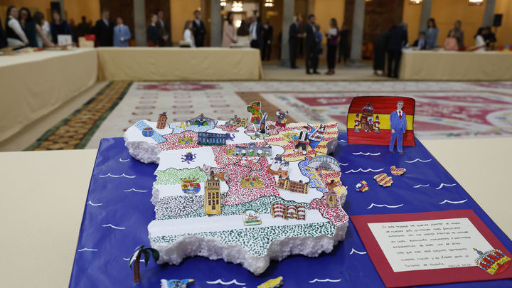 El rey Felipe VI recibe a los ganadores de las dos últimas ediciones del concurso escolar '¿Qué es un rey para ti?' / EFE