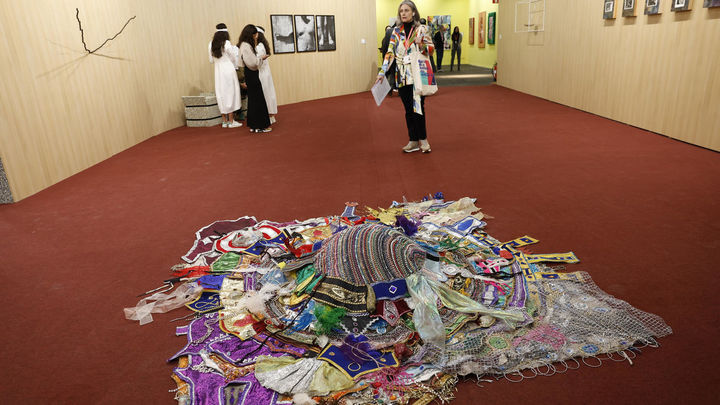 Una mujer observa la instalación de Emilia Azcárate 'Trini to the Bone II. 2003' durante la inauguración oficial de ARCO / EFE