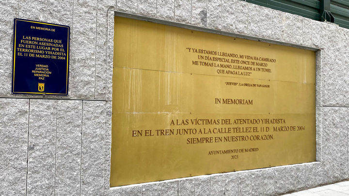 Placa en la calle Téllez en honor a las víctimas del 11-M / EFE