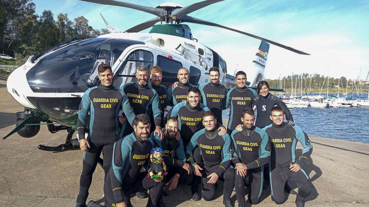 Maru, la primera mujer en los 'buzos' de la Guardia Civil con sus compañeros / EFE