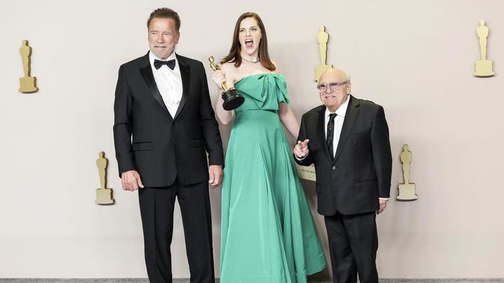 Arnold Schwarzenegger y  Danny DeVito con la ganadora del Oscar Jennifer Lame' (Mejor Montaje por 'Oppenheimer') / EUROPA PRESS