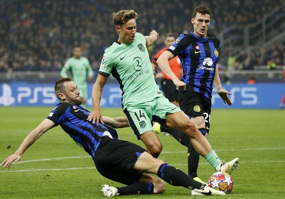 Marco Llorente ante el Inter / EFE