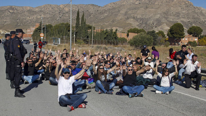 Protesta de funcionarios de prisiones a las puertas del centro penitenciario de Fontcalent / EFE