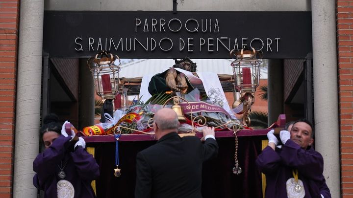 La imagen del Cristo del Pozo sale de la parroquia de San Raimundo de Peñafort, Madrid / EUROPA PRESS