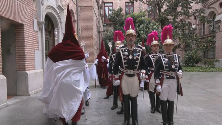 Hermanos de las Tres Caídas y Esperanza de Madrid, escoltados por la Guardia de Gala de la Policía Municipal / Telemadrid