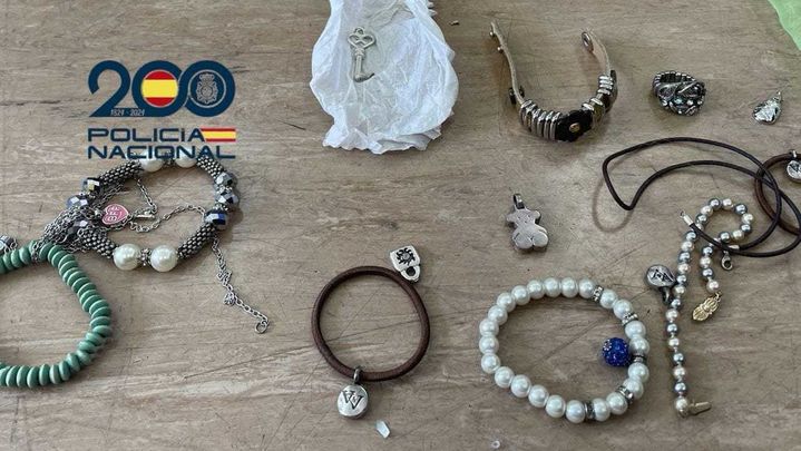 Varias de las pertenencias robadas en domicilios de Madrid / POLICIA NACIONAL