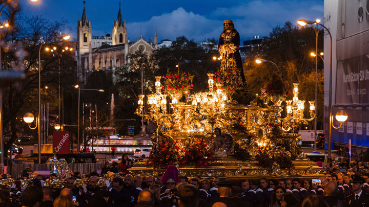 Decenas de personas durante la procesión del Cristo de Medinaceli / EUROPA PRESS