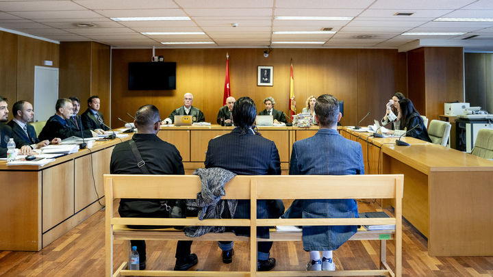 El bailaor Rafael Amargo y su exproductor Eduardo de los Santos se sientann en el banquillo en el juicio que ha arrancado en la Audiencia Provincial de Madrid / EUROPA PRESS