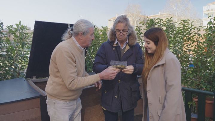 Poty y Noelia, viendo el compostaje / Telemadrid
