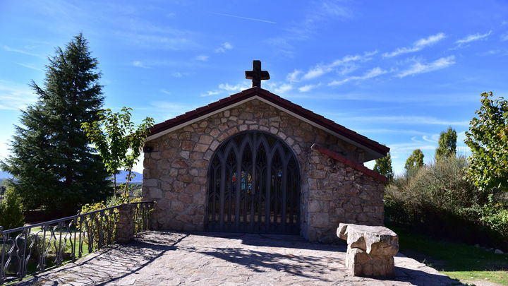 La Ermita de San Isidro, situada en las laderas de El Boalo / NACHO ARIAS