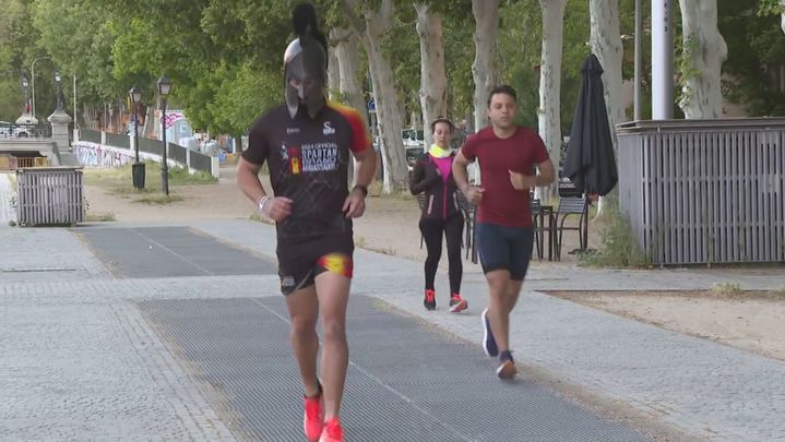 Diego entrena con un casco espartano para correr en el MAPOMA / TELEMADRID
