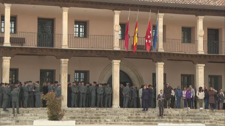 Guardias Civiles ante el ayuntamiento de Torrelaguna / TELEMADRID