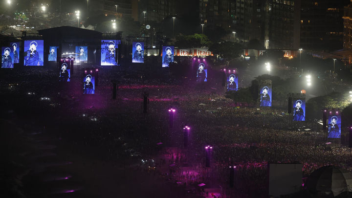 Miles de personas en el concierto de Madonna en Copacabana / EFE