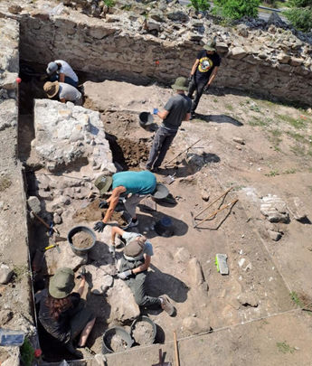 Grupo de personas en la excavación del Castillo Viejo de Manzanares El Real / AYTO MANZANARES EL REAL