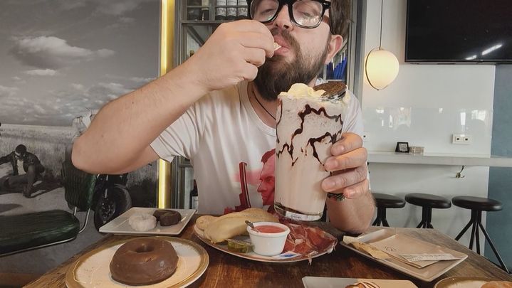 Merendamos en 'Mocca Café' con '@Cocituber' / Telemadrid