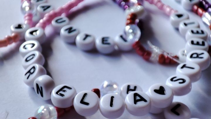 Pulsera Swiftie / ÓSCAR MANSILLA