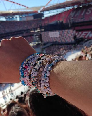 Pulseras 'swiftie' / ÓSCAR MANSILLA