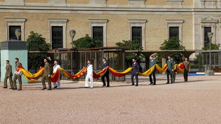 Izado solemne de bandera con motivo del aniversario de la proclamación de Felipe VI / EFE