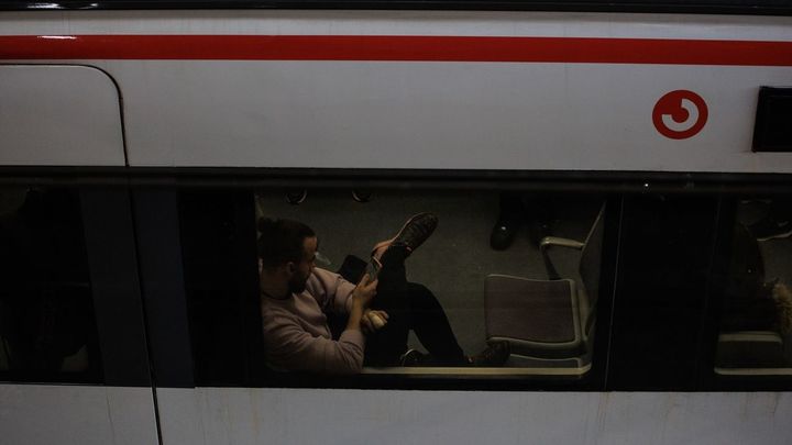 Viajero en un tren Civis de Cercanías Madrid / EUROPA PRESS