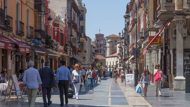 Calle del centro de León / Luis Miguel Bugallo Sánchez | Wikipedia