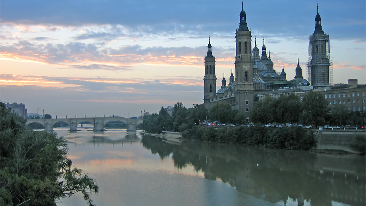 Basílica del Pilar junto al río (Zaragoza) / Benutzer Gisbertn | Wikipedia