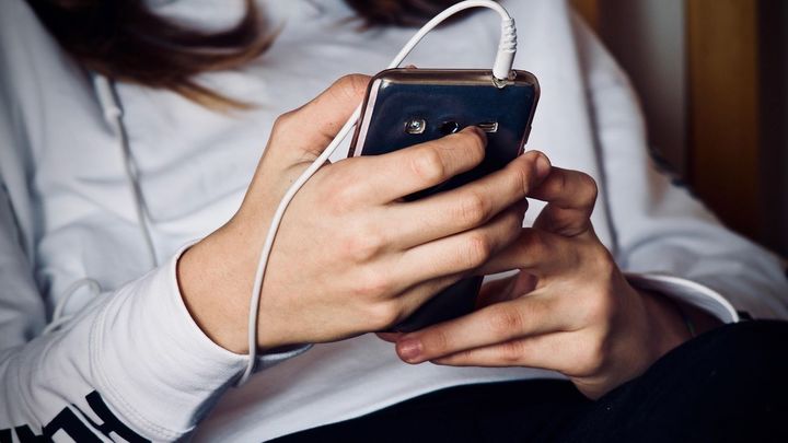 Mujer con el teléfono móvil / Archivo