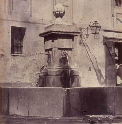 La fuente de Cabestreros, con cuatro caños y pilón de aguadores, fotografiada por Alfonso Begué en 1864 / Alfonso Begué  | WIKIPEDIA