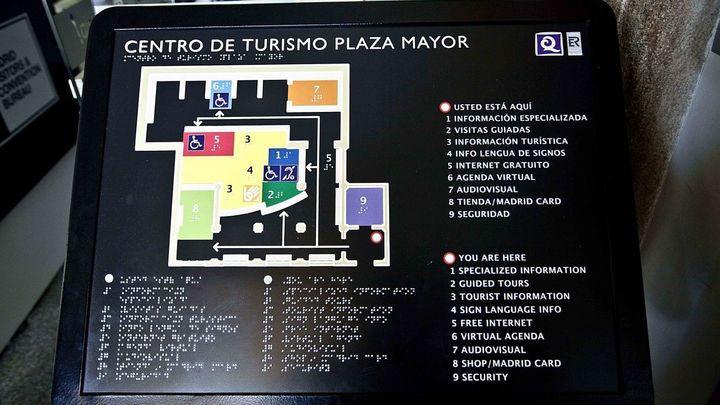 Mapa de turismo en lenguaje braille y alto relieve / Ayuntamiento de Madrid