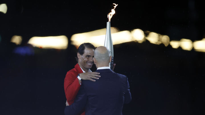 Rafael Nadal recibe la antorcha olímpica de manos de Zinedine Zidane / EFE