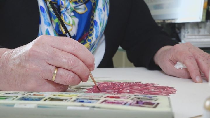 Manton pintado a mano / REDACCION