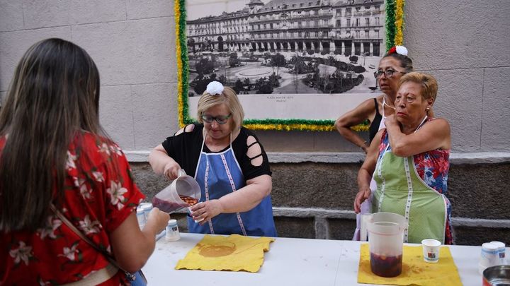 Una mujer reparte limonada gratuita durante las Fiestas de San Cayetano / Europa Press