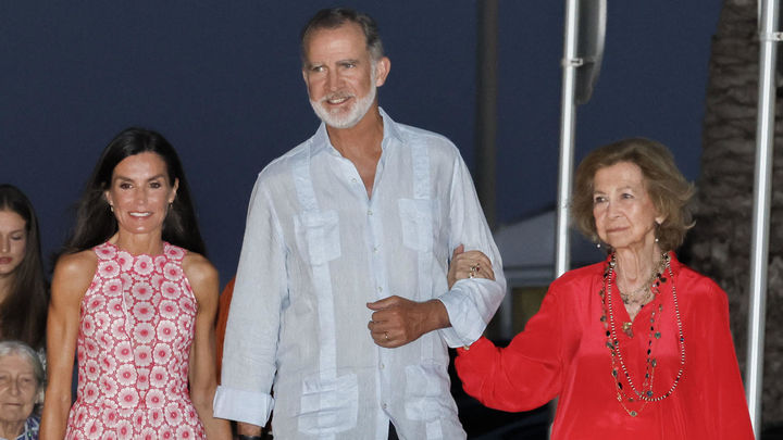 El rey Felipe VI y la reina Letizia, acompañados por la reina emérita doña Sofía / Efe