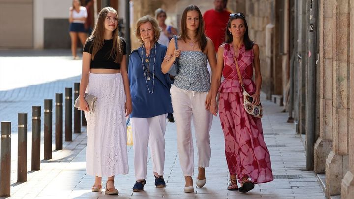 La Reina Letizia, la Reina Sofía, la Princesa Leonor y la infanta Sofía pasean por Palma / Europa Press
