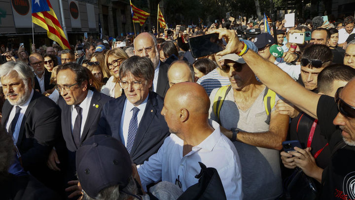 Puigdemont, rodeado de personas tras su reaparición en Cataluña / EFE