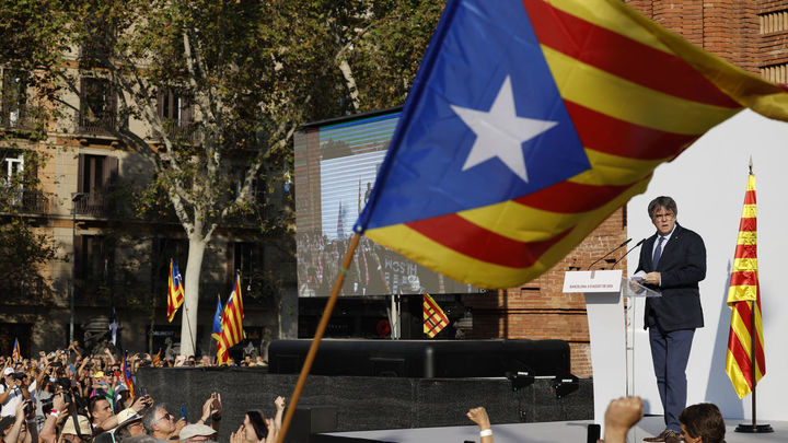 Puigdemont, durante su discurso junto al Parlament catalán / EFE