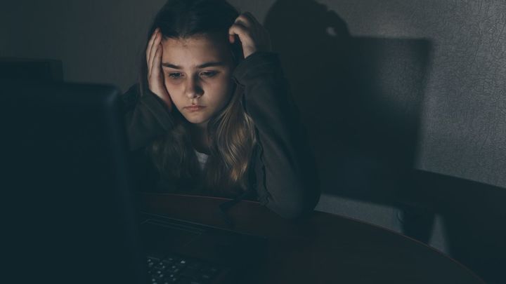 Niña adolescente asustada y deprimida / EUROPA PRESS