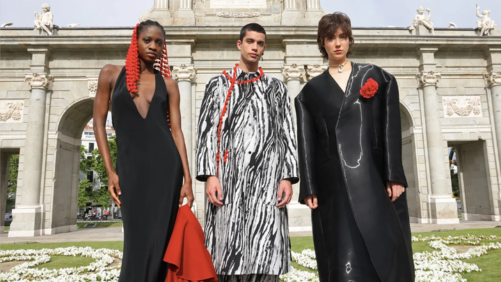 Modelos en la Puerta de Alcalá / Web Madrid es Moda