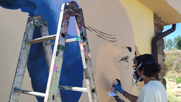 Creación de uno de los murales del proyecto 'Paredes que Hablan', en la Sierra Norte de Madrid / SIERRA NORTE DE MADRID