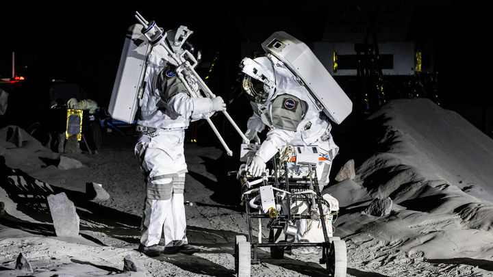 Dos astronautas en el complejo LUNA de la ESA / ESA