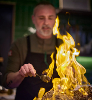 Cocina de un restaurante de estrella Michelín / @ELINVERNADERORESTAURANTE